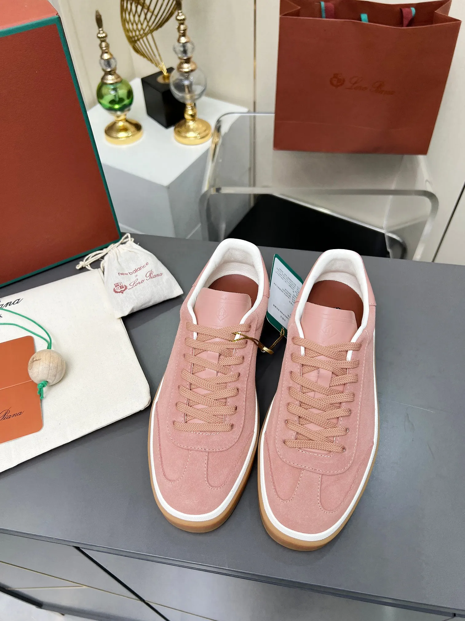 Factory price: 580💰Purchase level, high version🦅⛳️ Italy [Loro men's shoes💰iana] Tennis walk series L men's shoes💰Couple moral training shoes casual sports shoes sneakers🎁🎁 Original purchase development and production This new suede tennis shoe adopts an ultra-low design, suitable for wearing all year round👫👫 The wrapped sole creates an effortlessly attractive color combination that harmoniously blends functionality with understated style, making it the ideal shoe for urban wear. Soft calfskin tongue with Kummel color insert at the heel, embossed L Men's shoes 💰 Logo Cotton lace upper, cowhide suede sole Rubber-lined calfskin ✦ Upper: imported first-layer cowhide ➕ Customized original cowhide ✦ Lining: cowhide lining ➕ Cow leather insole ✦ Sole: Original open-molded T men's shoe 💰R ultra-lightweight outsole ✦Packaging: Original full set of packaging ✦Female size: 35--40, ✦Male size: 39--44, customized 45